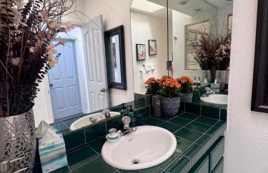 Luna's Cozy Private Hosted Suite with Fireplace and 2 Bedrooms - Foto 21