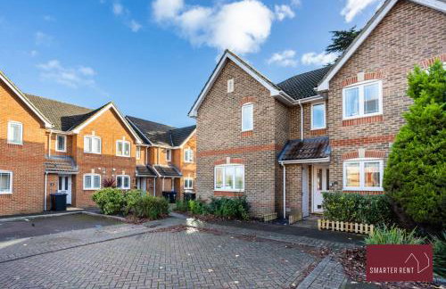 Woking 2 Bedroom House Parking Garden - Photo 1