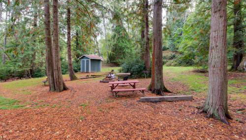 Herron Island Cabin with Deck Walk to Beach! - Foto 2