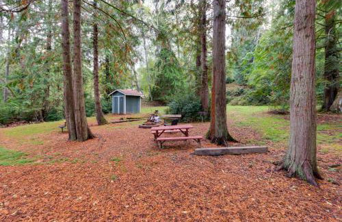 Herron Island Cabin with Deck Walk to Beach! - Foto 2