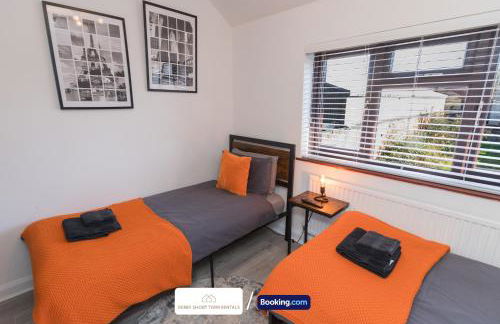 Award-Winning Four Bedrooms House, Parking, WiFi By Derby Short Term Rental Short Lets & Serviced Accommodation Derby - Foto 25