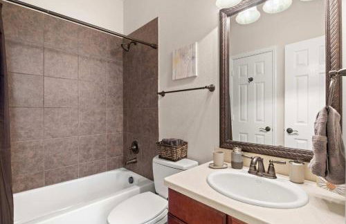 Spacious 4BR 3BA with Yard Mins to LakeLewisville - Foto 24