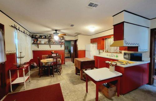 TJs Escape Landmark Oak Tree 1mile2river - Foto 10