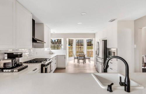 Jacuzzi Lakefront Home w/ Game room+play structure - Foto 17