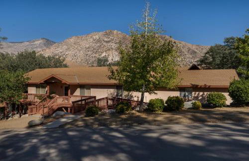 Lazy Squirrel - Cozy Family House with Full Game Room - Foto 9