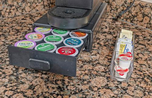 Stay At Our Tasteful, Private, & Elegant Abode - Foto 26