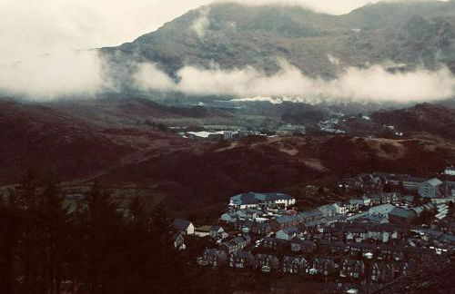 Cosy terrace cottage built into the mountain side. - Foto 17