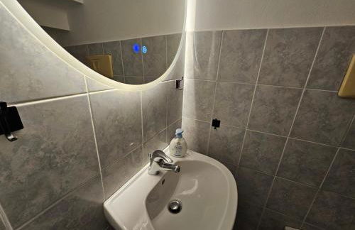 Exclusive top floor 2-bedroom flat - Photo 26