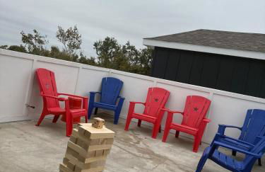 The Canvas Modern 4BR Retreat Rooftop - Photo 30