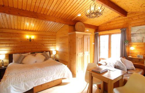 LARCHES LODGE Norwegian log cabin, wood stove & spa - Foto 2