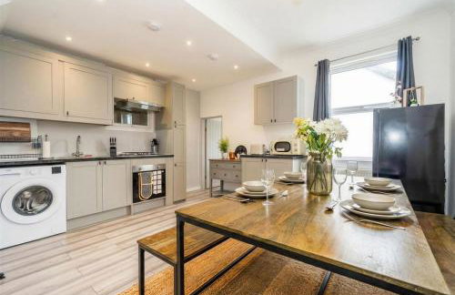 Amanah Properties - Elegant 4-Bedroom Home in Wembley with Parking, Perfect for Contractors - Foto 30