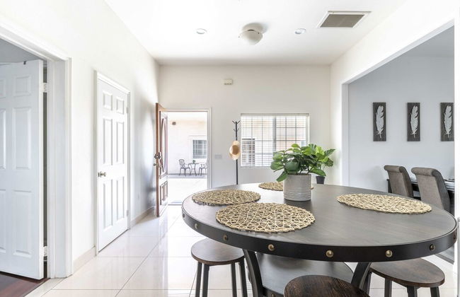 Elegant Retreat Modern Comforts, Prime Location - Photo 33