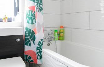 Located in the peaceful NG8 Wollaton , Perfect for Business Trips & Family Holidays or working proffesionals-long term deals, M1 Nearby , Free Parking , Private Garden , 500Mb Wi-Fi , Netflix - Foto 15