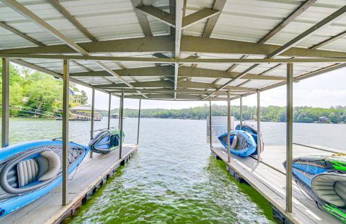 Upscale Getaway on Smith Lake with Boat Dock - Foto 42