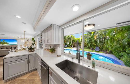 Tropical Villa Retreat with Private Pool & Peaceful Backyard - Stylish Escape in a Tranquil Residential Area - Foto 23