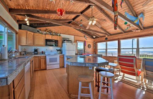 Oceanfront Sargent Beach Home with Dock! - Foto 6