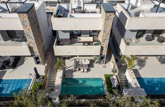 4 Bed Villa - Sleeps 8 - Pool - Garden - Parking - Foto 10