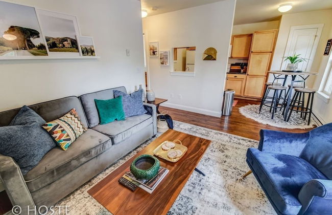 Romantic Getaway King Bed 1min to Restaurants! - Foto 1