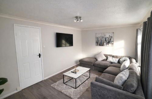 Spacious 3-Bed House with Private Yard - Foto 8