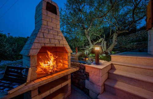 Uniquely designed Villa Ivana with outdoor Jacuzzi nearby the pebble Banje beach at the Island of Solta - Photo 68