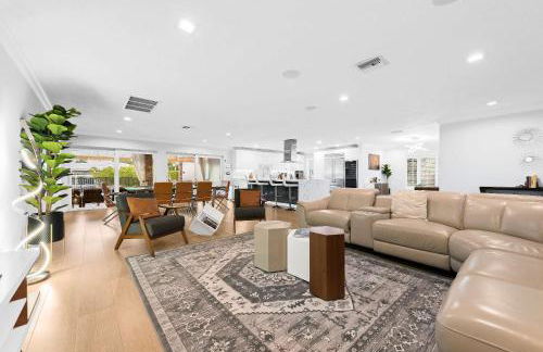 Luxe 4BR Waterfront w Htd Pool 5min to Beach - Foto 17