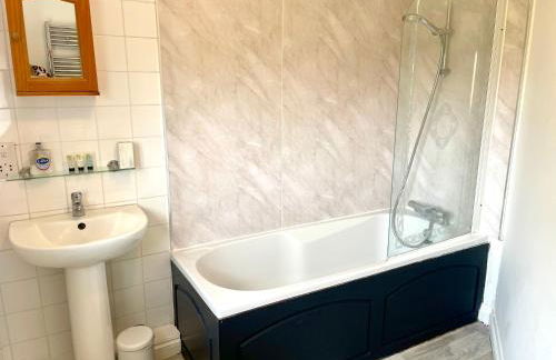 Large 5 bed detached house near Stansted Airport with Parking for 2 vehicles! Stansted Stays - Foto 27