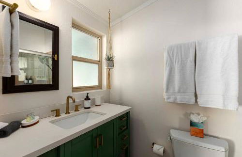 Stylish Mid-Century Oasis with Pool - Foto 33