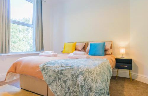 4-Bed Family House in Leeds with park view - Foto 29