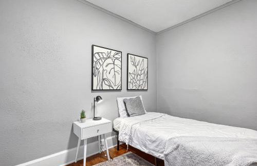 Roomy 4BR by Drake Sleeps 13 HUGE yard - Foto 19