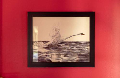 The Swan - Vibrant East Hill Getaway - Foto 5