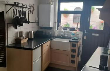 Fishermen's cottage with log burner, 2 bathrooms & sea views from garden terraces - Foto 17