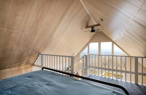 Lofted chalet cabin w hot tub fire pit & views - Foto 20