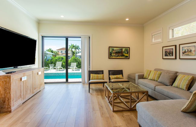 Sorrento Luxury Vacation Home: Expansive 5-Bedroom, 4.5-Bath Retreat with Private Pool, Hot Tub, and Pet-Friendly Accommodations – Just a Short Walk from Stunning Vanderbilt Beach - Foto 16