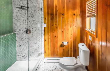 Italy Inspired Lakeview Chalet with Hot Tub - Foto 23