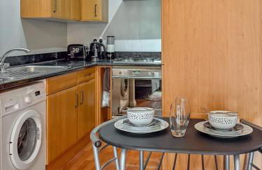 Stylish Town Centre Apartment, ALLOCATED FREE PARKING SPACE, RICKMANSWORTH HIGH STREET, Modern Decor, Juliet Balcony, Walking Distance to Rickmansworth Station Metropolitan Line - Foto 7