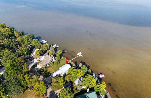 Lakefront - Spacious Family Getaway with Dock! - Foto 54