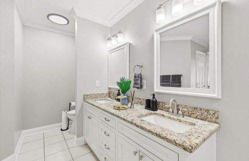 4-BD 2-BA with Backyard Pool Retreat + Game Room - Foto 19