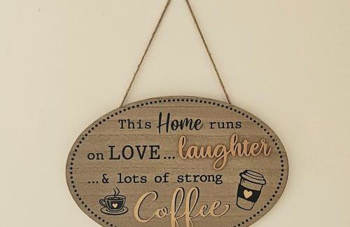 Modern Comfy 3 Bed Home - Free 2 space driveway - Free road parking - Free Netflix - Foto 36