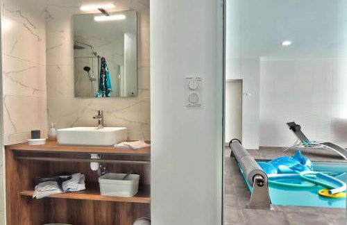 Villa ELISA Piscine Intérieure partagée chauffée à 29 degrés à 100m de la plage - Foto 13