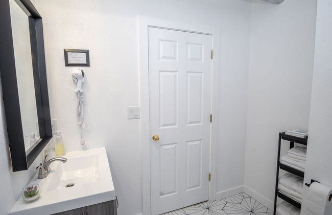 Huge Remodeled 5BR 4BA House Sleeps 20 Downtown - Photo 42