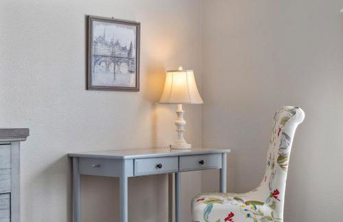 French Country Charm with Pool and Mountain Views - Foto 52