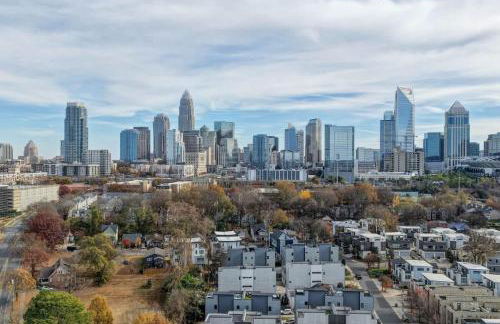 Luxe Townhome Rooftop Hot Tub Parking - Photo 37