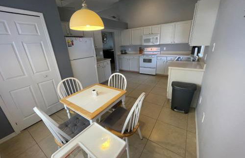 3 Bedroom Villa with Poolside Cinema and Games Room Close to theme Parks sleeps 6 - Photo 34