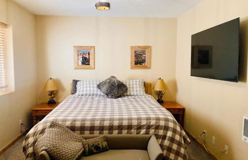 Adventure Awaits 3King Bed,2Bath Log Cabin in heart of Duck Creek Village! - Foto 19