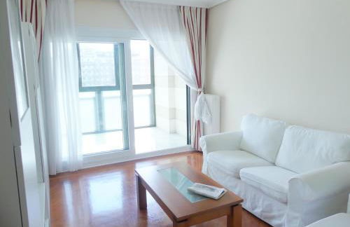 Apartamento luminoso, funcional y amplio en zona hospitalaria - Photo 2