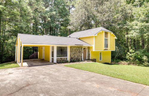 Fairburn Home w/ 2 Decks, Grill & Outdoor Dining! - Foto 1