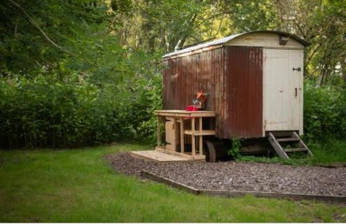 Otter Camp Private Riverside Glamping with Hot Tub - Foto 30