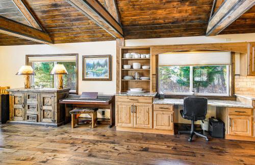 Wyoming Cabin with Hot Tub and Mountain-View Deck - Foto 7