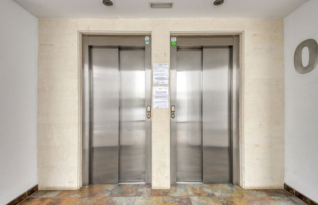 Charming Apartment With Patio - Photo 23