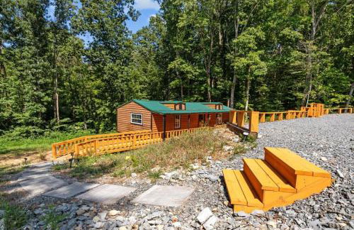 The Heartwood Hideaway-Charming Cabin Getaway-Trails, Creek, and Starry Nights - Foto 10